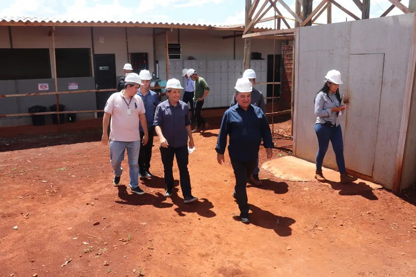 Prefeito visita construção do Centro de Detenção Provisória