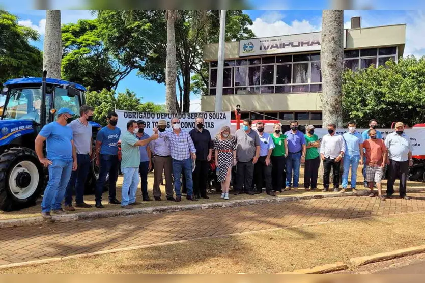 Prefeitura entrega plantadeiras e trator para associações