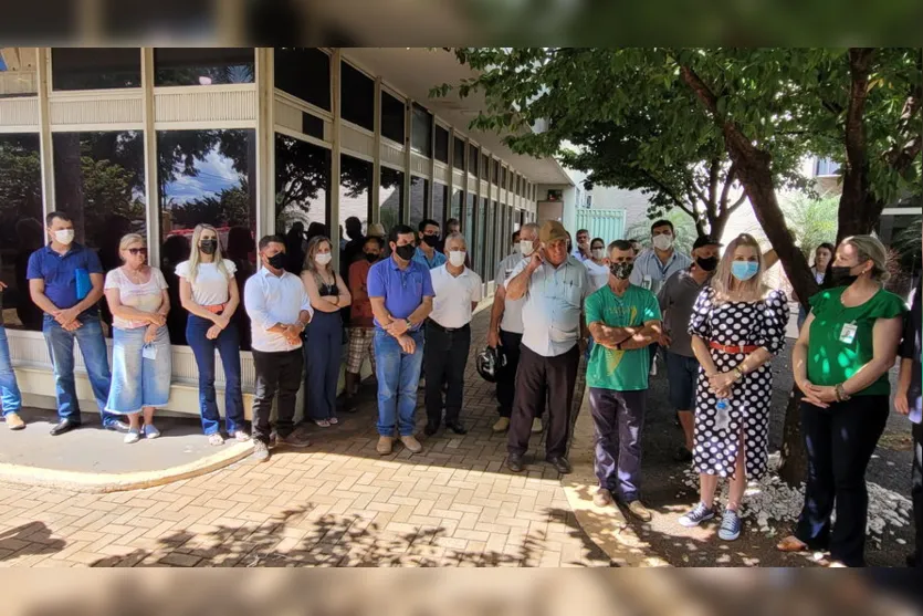 Prefeitura entrega plantadeiras e trator para associações