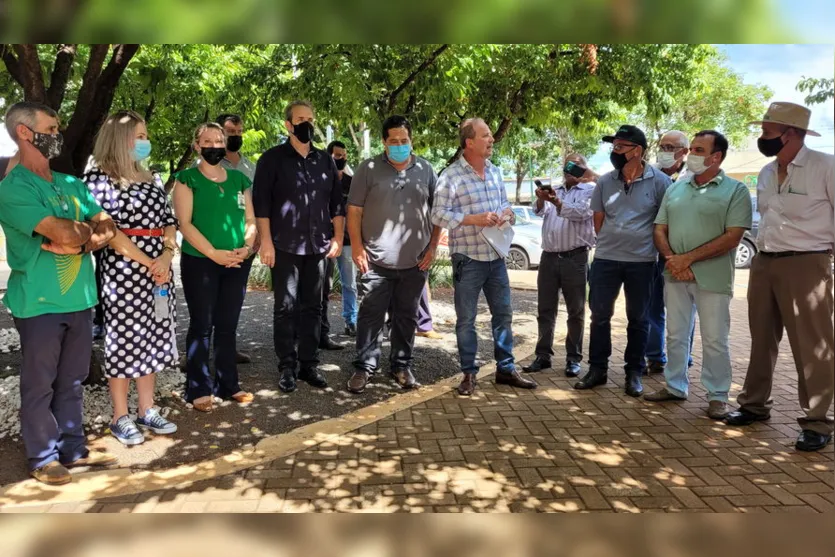 Prefeitura entrega plantadeiras e trator para associações