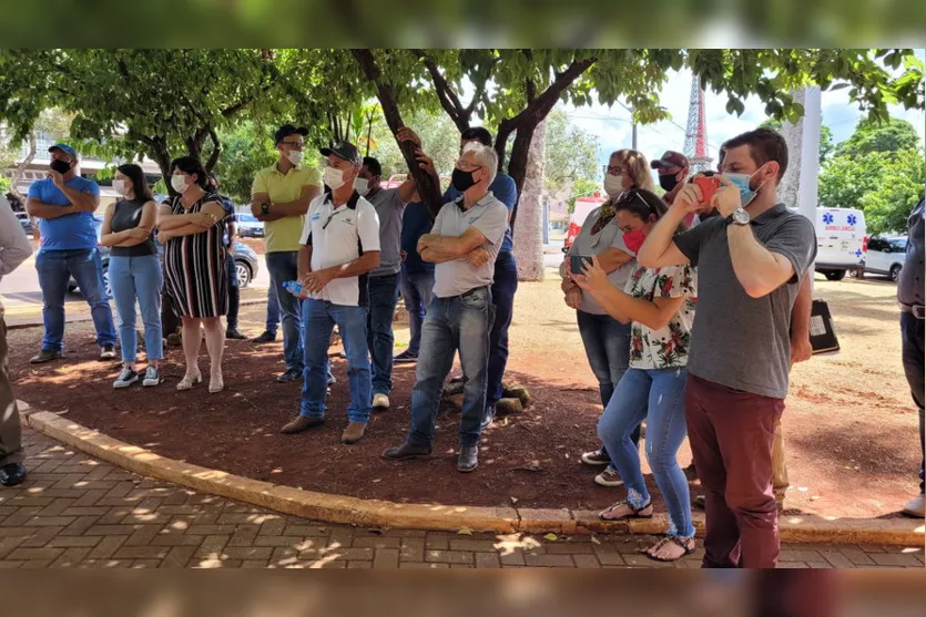 Prefeitura entrega plantadeiras e trator para associações