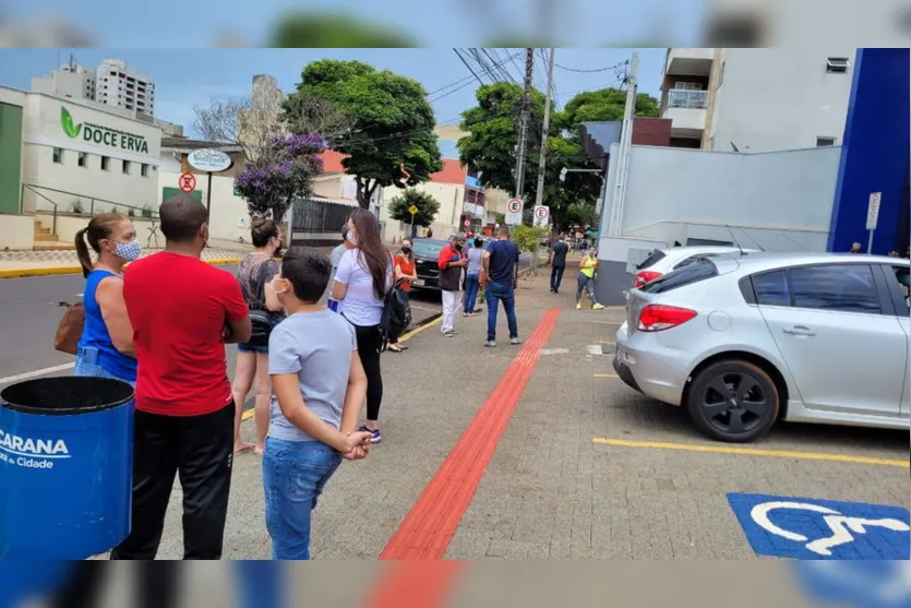 Procura por testes de covid-19 provoca filas em Apucarana