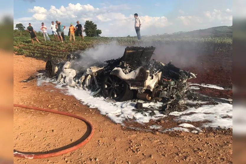 Range Rover pega fogo em Apucarana e fica destruída