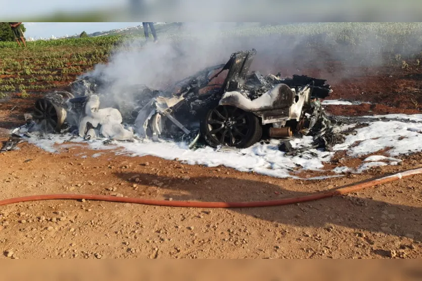 Range Rover pega fogo em Apucarana e fica destruída