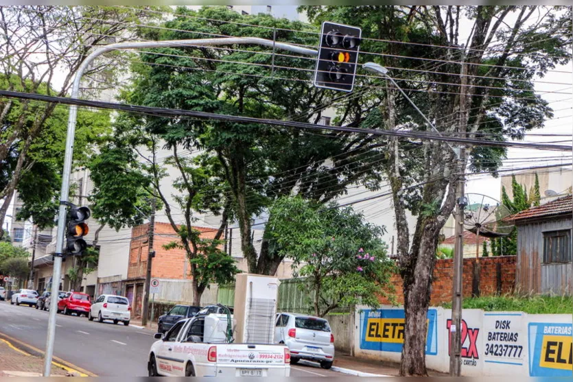 Semáforo é instalado em cruzamento no centro de Apucarana