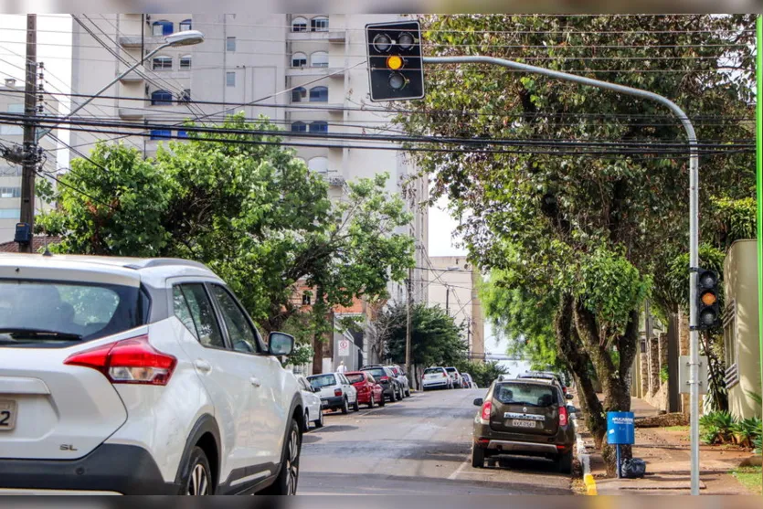 Semáforo é instalado em cruzamento no centro de Apucarana