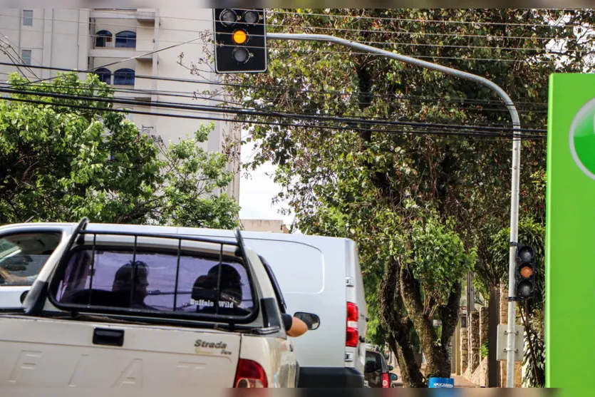 Semáforo é instalado em cruzamento no centro de Apucarana