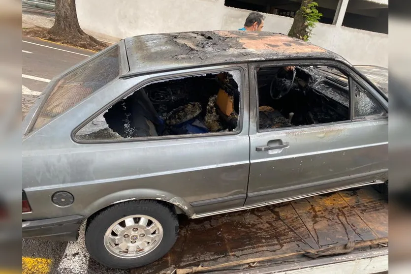 Susto: Motor de carro pega fogo em Apucarana