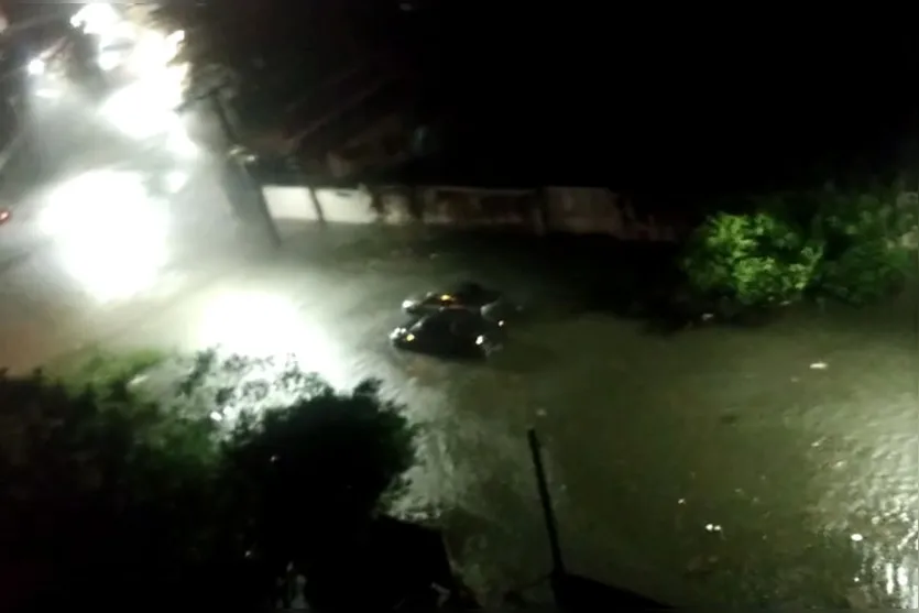 Temporal causa estragos e alagamentos em cidades paranaenses