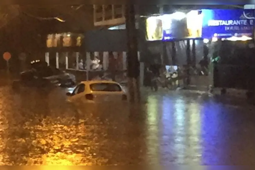 Temporal causa estragos e alagamentos em cidades paranaenses