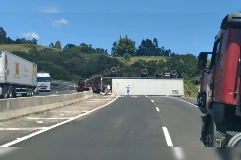 Tombamento de carreta bloqueia trecho da BR-376
