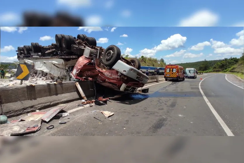 Tombamento de carreta bloqueia trecho da BR-376