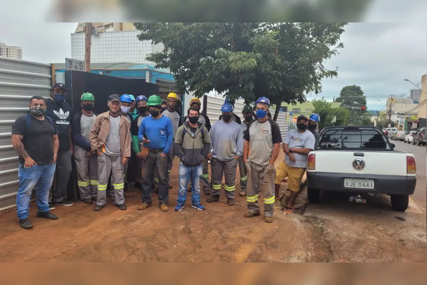 Trabalhadores protestam em Apucarana e pedem salários; veja