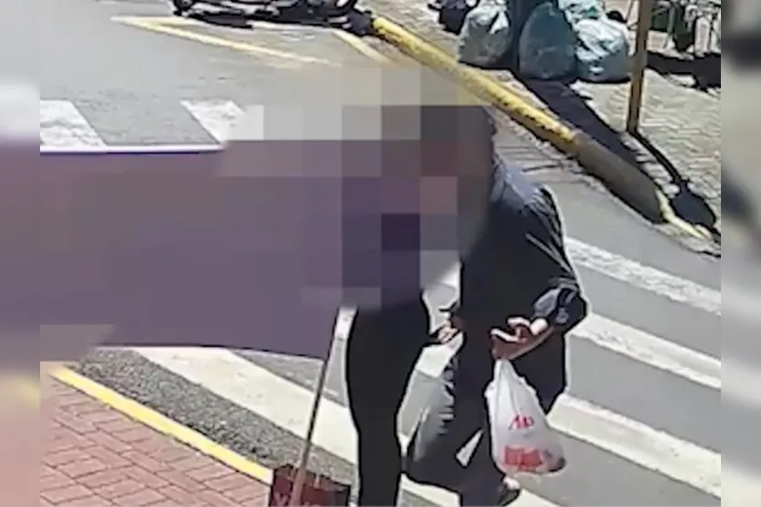 Vídeo: homem passa a mão em jovem no centro de Apucarana