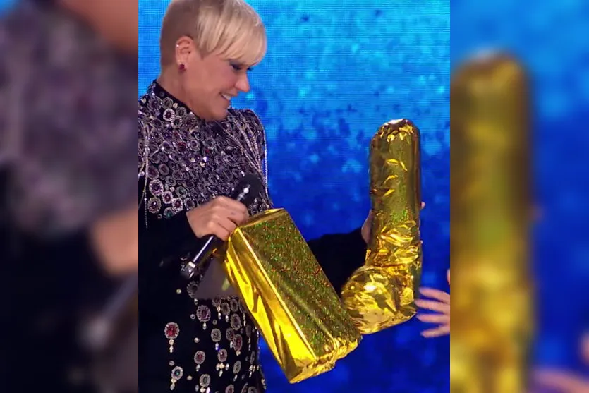 Xuxa recebe presente inusitado durante Prêmio Multishow