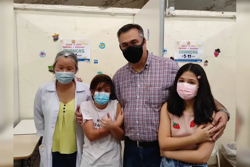 Beto Preto imuniza filhos contra covid-19 em Apucarana; Veja