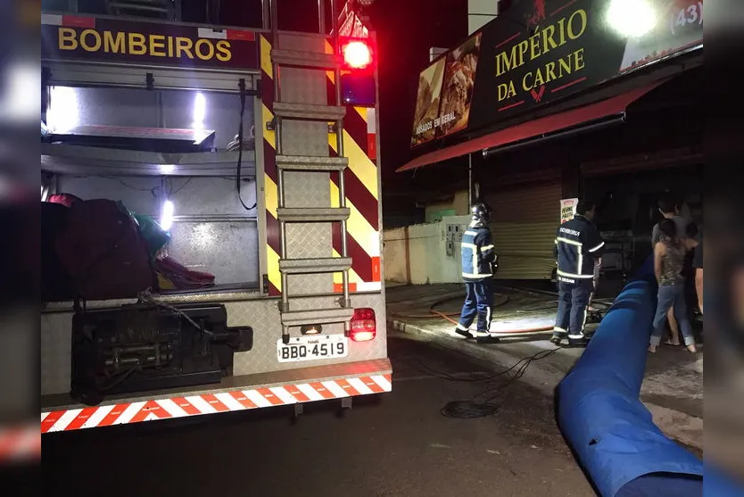 Bombeiros atuam em princípio de incêndio em açougue