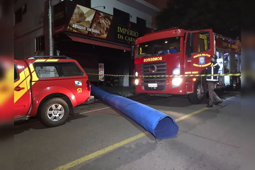 Bombeiros atuam em princípio de incêndio em açougue