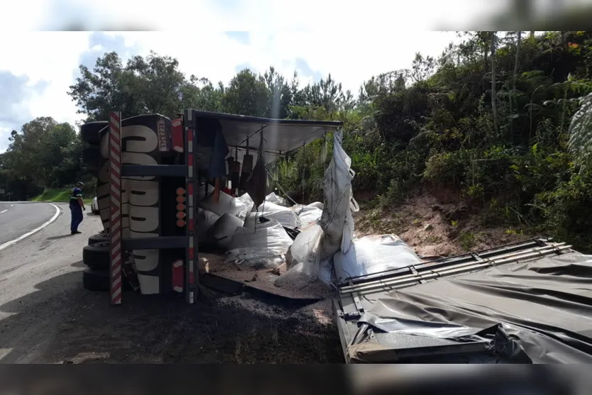 Caminhão tomba entre Mauá da Serra e Ortigueira
