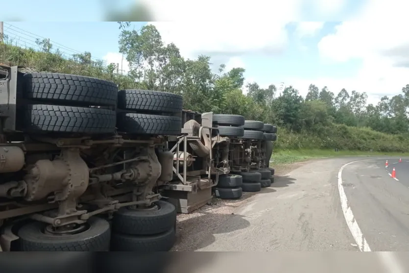 Caminhão tomba entre Mauá da Serra e Ortigueira