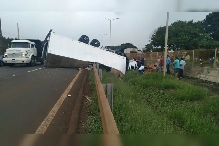 Caminhão tomba na BR-369 em Aricanduva nesta terça-feira