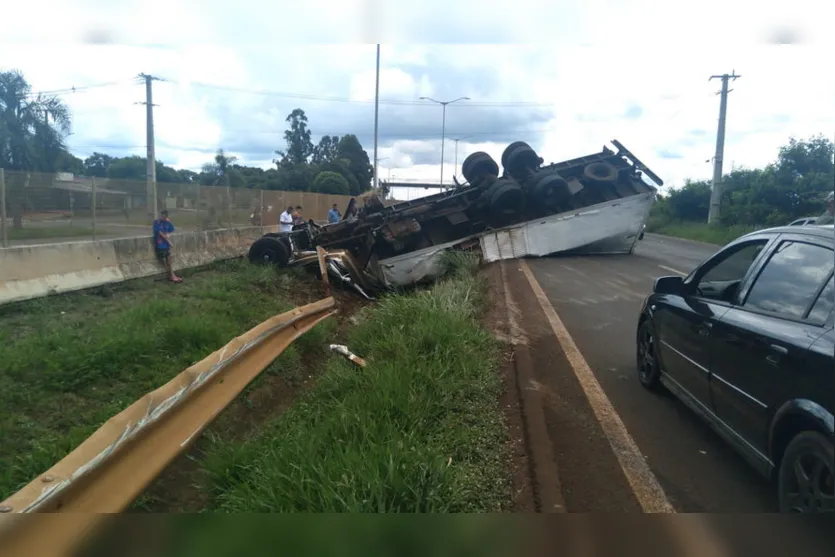 Caminhão tomba na BR-369 em Aricanduva nesta terça-feira