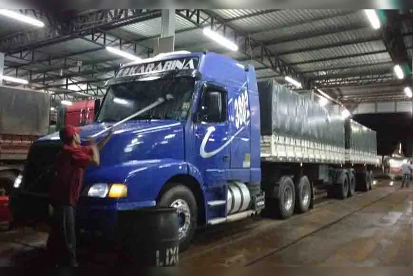 Ladrões roubam caminhão e fazem reféns moradores da região