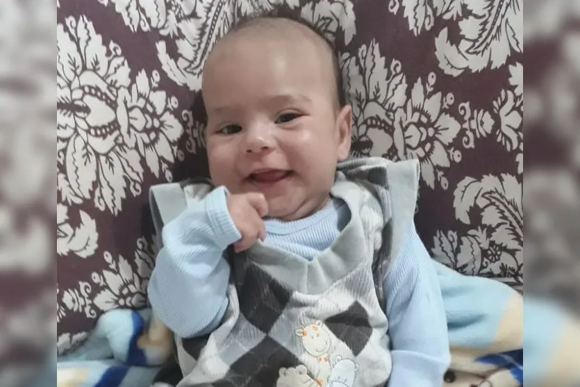 Mãe pede ajuda para comprar leite para filho com doença rara