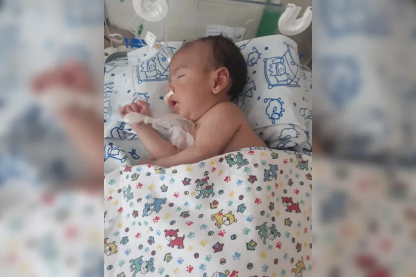 Mãe pede ajuda para comprar leite para filho com doença rara