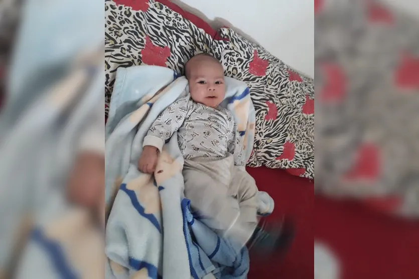 Mãe pede ajuda para comprar leite para filho com doença rara