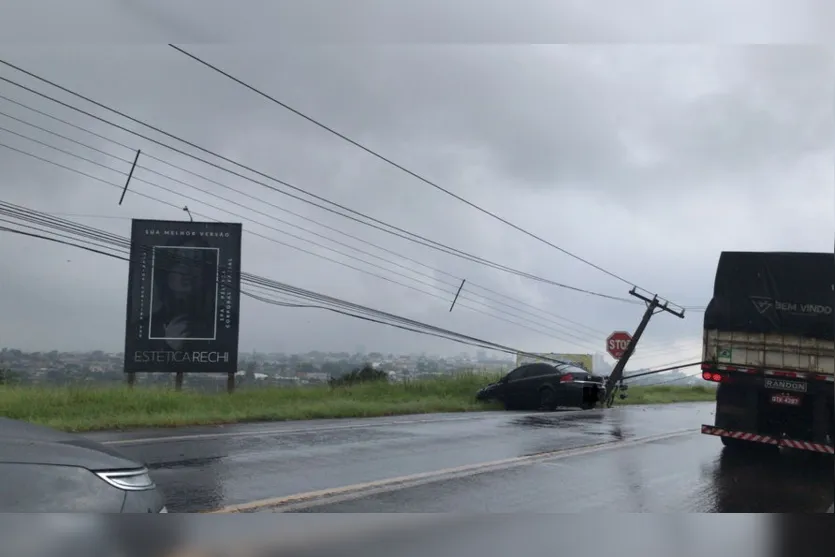 Motorista derruba poste de energia elétrica na Av. Brasil