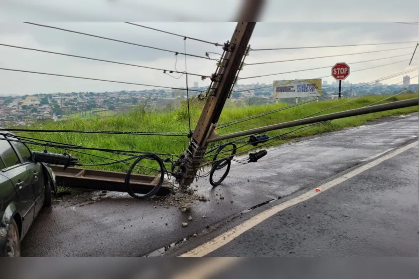 Motorista derruba poste de energia elétrica na Av. Brasil