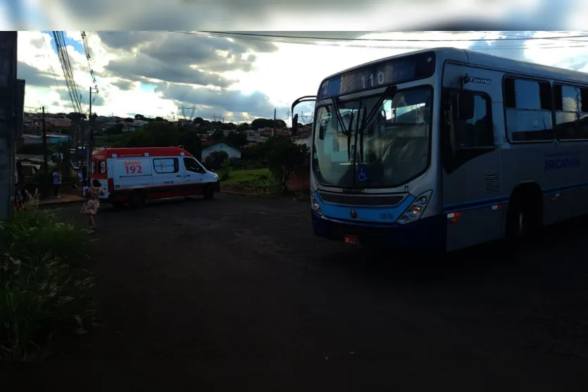 Acidente entre moto e ônibus em Apucarana deixa um ferido