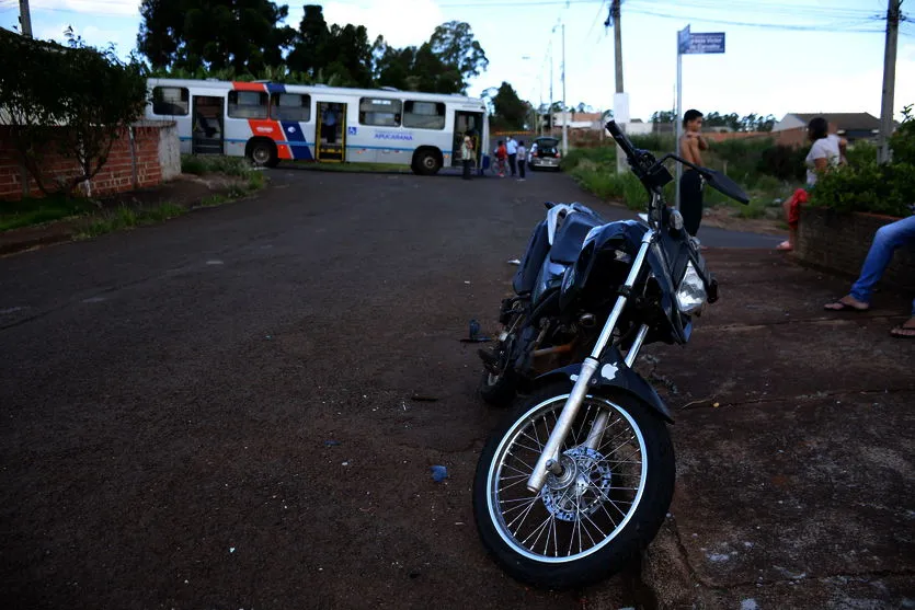 Acidente entre moto e ônibus em Apucarana deixa um ferido