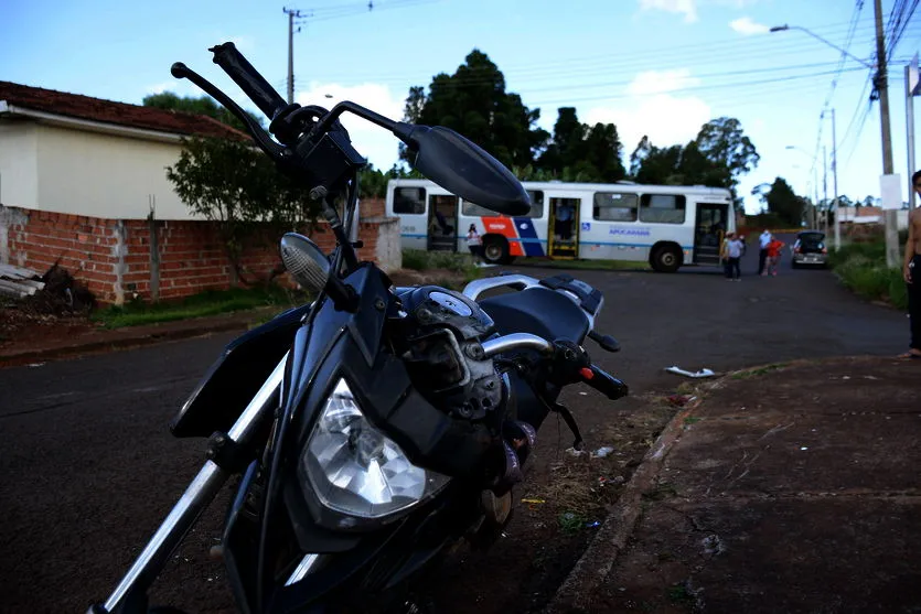 Acidente entre moto e ônibus em Apucarana deixa um ferido