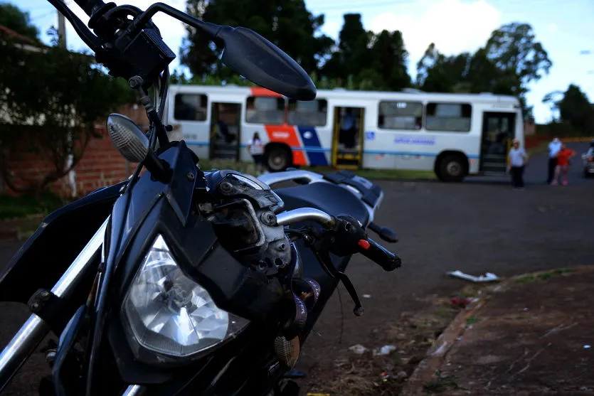 Acidente entre moto e ônibus em Apucarana deixa um ferido