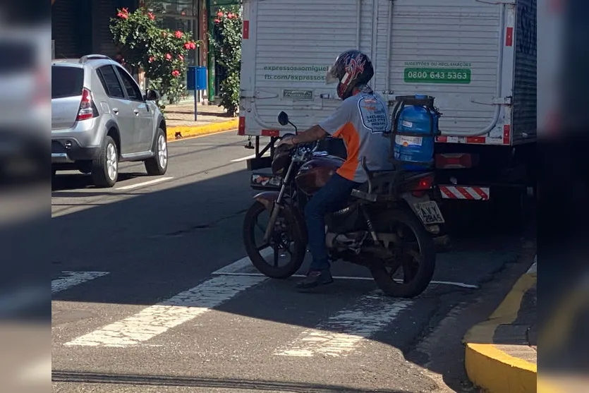 Acidente envolve duas motos no centro de Apucarana