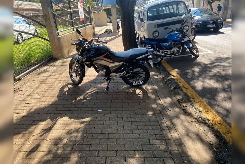 Acidente no centro de Apucarana deixa motociclista ferido