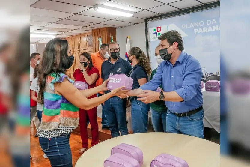 Apucarana entrega kits de higiene íntima para alunas