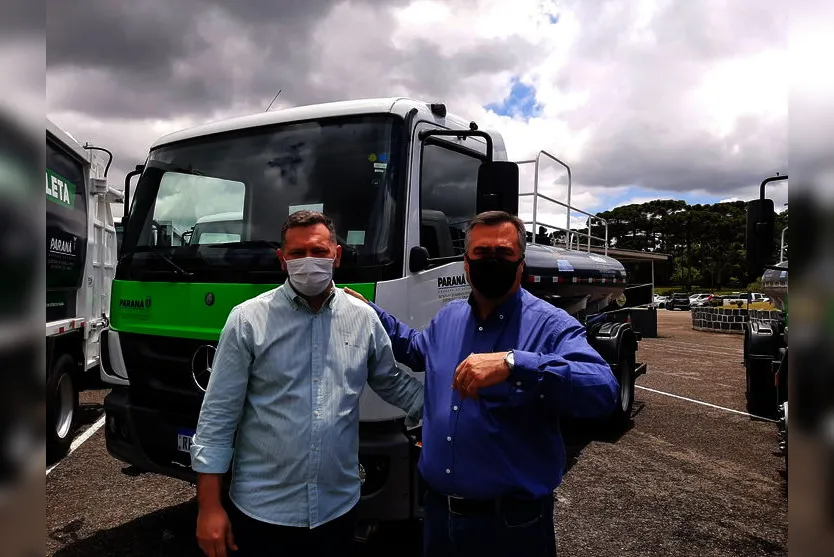 Apucarana recebe dois caminhões do Governo do Estado