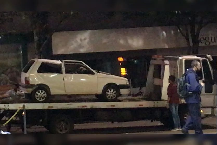 Árvore cai em cima de carro em Arapongas durante chuva