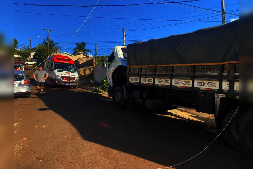 Caminhão desgovernado derruba poste em Apucarana