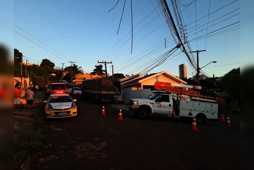 Caminhão desgovernado derruba poste em Apucarana