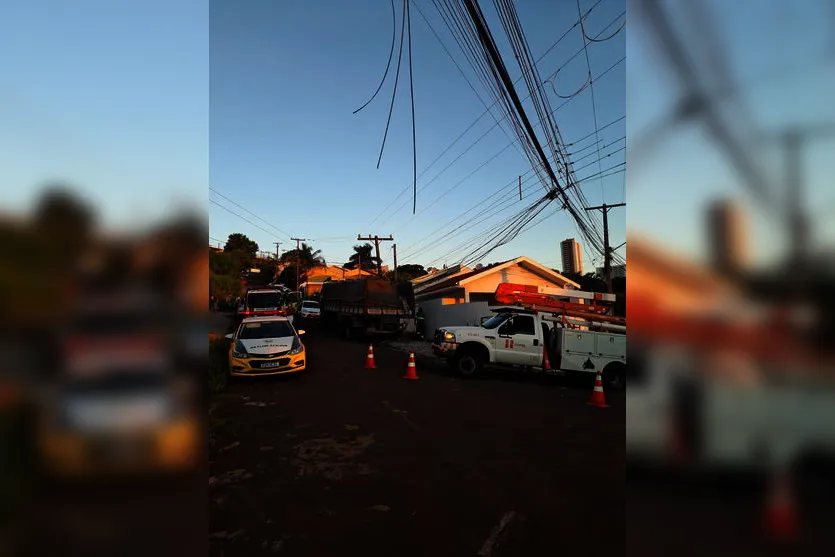 Caminhão desgovernado derruba poste em Apucarana