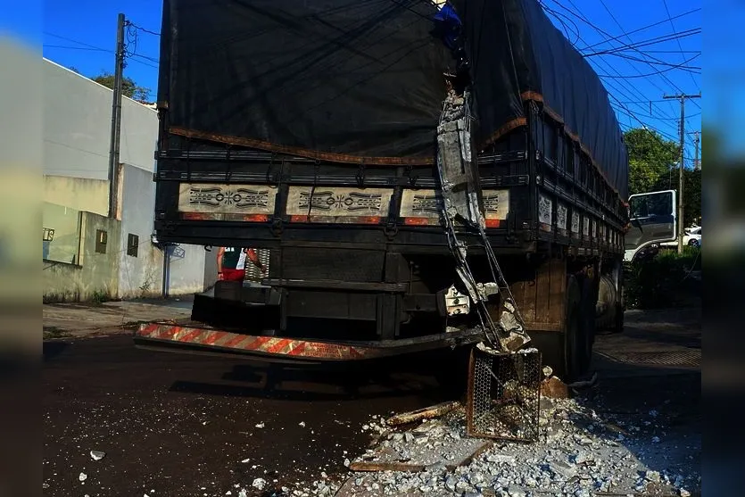 Caminhão desgovernado derruba poste em Apucarana