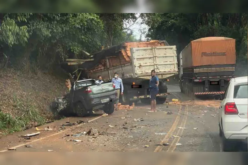 Caminhão e picape se envolvem em grave de acidente na PR-466