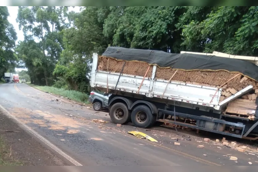 Caminhão e picape se envolvem em grave de acidente na PR-466