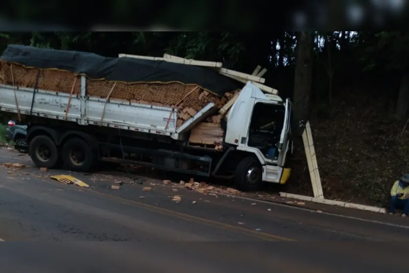 Caminhão e picape se envolvem em grave de acidente na PR-466