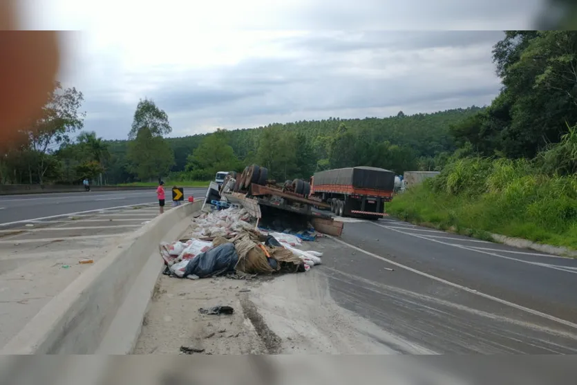 Caminhão tomba em Mauá e motorista fica preso às ferragens