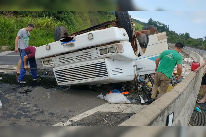 Caminhão tomba em Mauá e motorista fica preso às ferragens